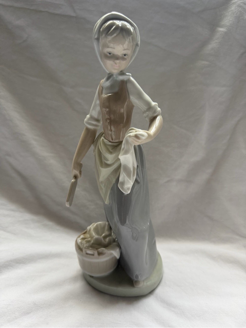 Vtge Nao by Lladro Figurine 'Wash Day Girl' Washing Clothes In A Washtub
